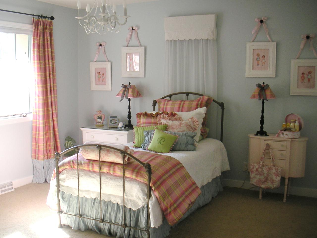 Bedroom Decorating Ideas For Teenager With Soft Color